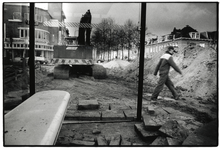 404041 Afbeelding van de werkzaamheden ten behoeve van de aanleg van riolering en een fietspad op de Croeselaan te Utrecht.